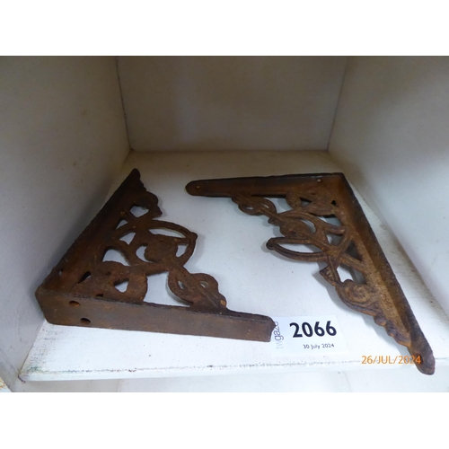 2066 - Two small victorian cast iron brackets