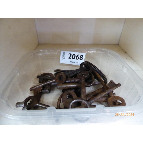 2068 - A tub of 20 iron keys