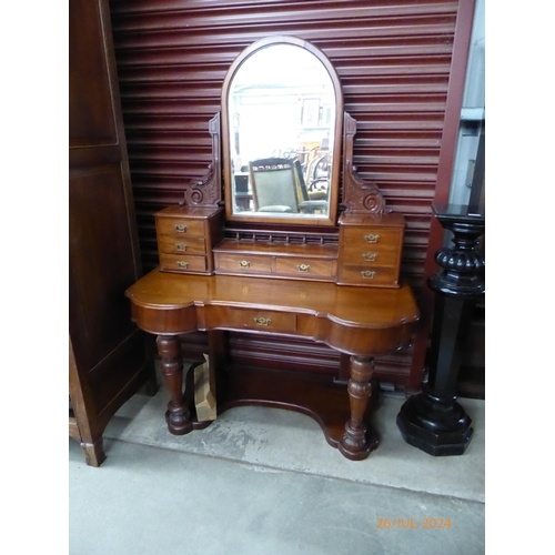 2113 - A Victorian mahogany dressing table with swing mirror