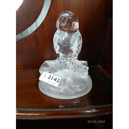 2142 - A glass owl paperweight