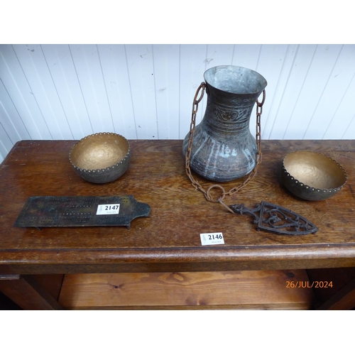 2147 - Eastern brass pot, brass cribbage board etc