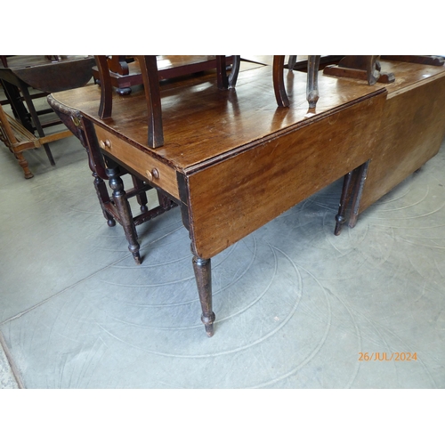 2176 - A Victorian mahogany Pembroke table