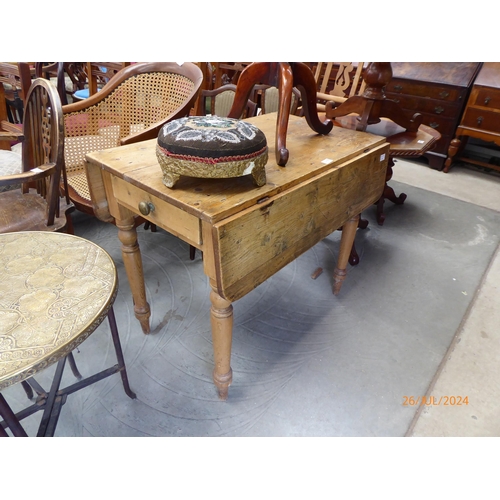 2185 - A Victorian country pine Pembroke kitchen table, single end drawer, turned legs