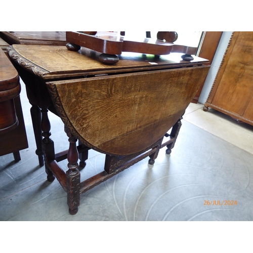 2218 - A carved oak gateleg table