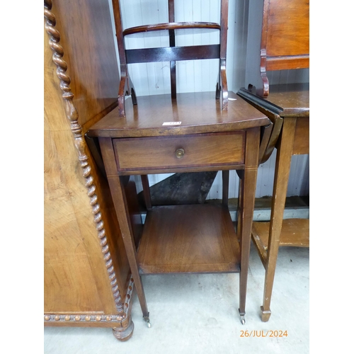 2224 - An Edwardian mahogany dropleaf occasional table, satinwood crossbanding, with undertier, on square t... 