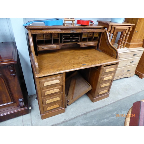 2256 - An early-mid 20th Century oak roll-top desk with nine drawer front