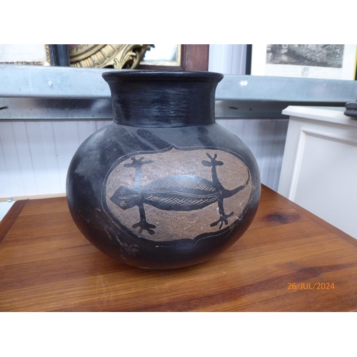 2268 - A bulbous pot depicting lizard