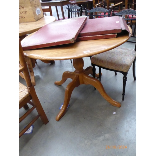 2306 - A pine round table