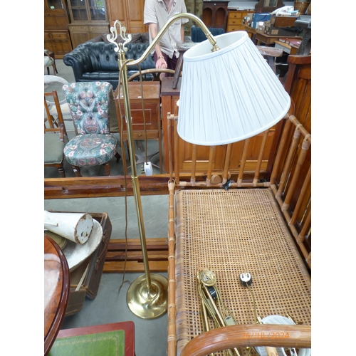 2395 - A brass floor standing lamp with two matching wall sconces