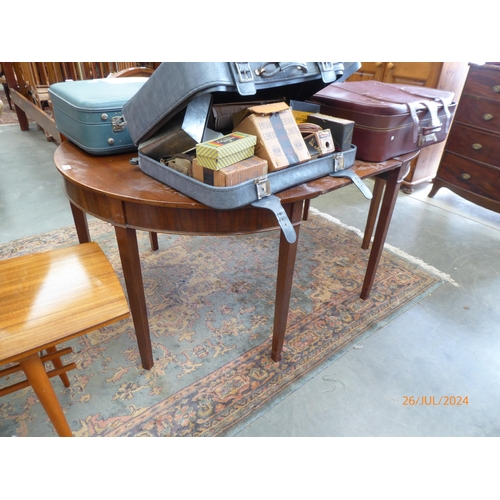 2436 - A Regency mahogany dining table, with leaf, square tapering legs