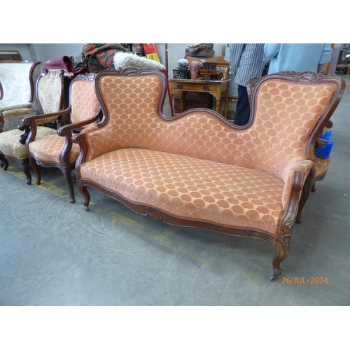 2440 - A French mahogany three piece double hump back and 2 x singles