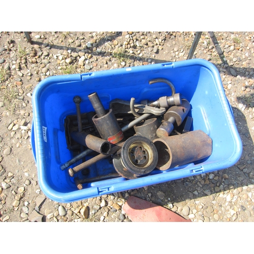 3542 - A box of mixed car tools including pullers, etc