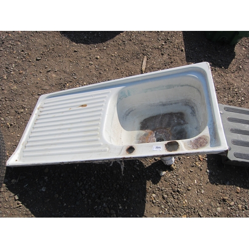 3591 - An enamel sink with drainer