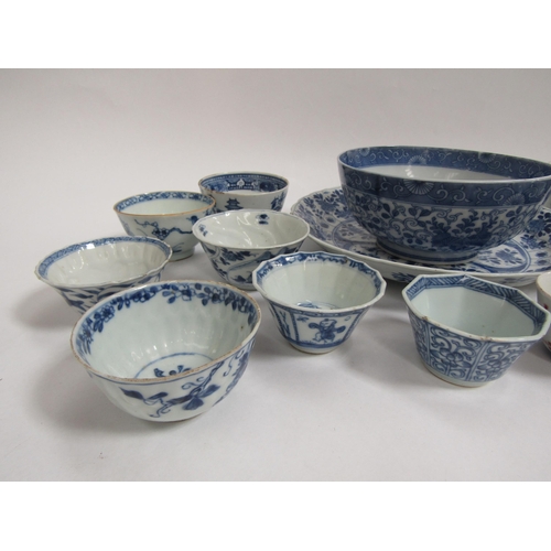 6035 - Mixed. Late 18th Century/early 19th Century Oriental tea bowls, cups, larger bowl and dishes, 15 pie... 