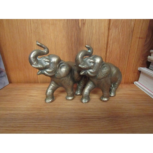 1054 - A pair of heavy brass elephant figures, 10cm tall