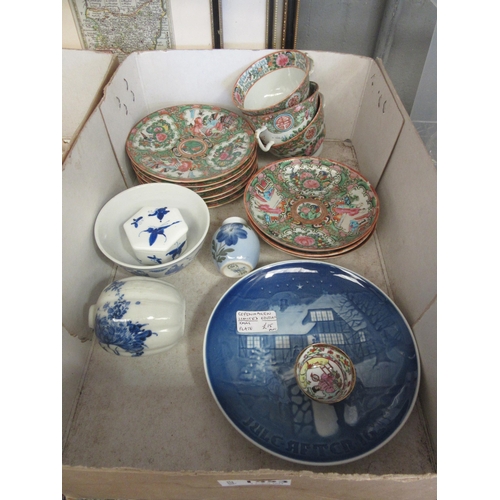 1453 - A box of miscellaneous ceramics to include six famille verte tea plates, three matching cups and sau... 