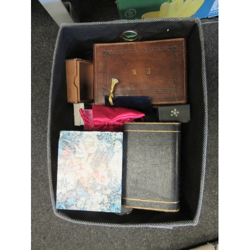 1533 - A box of jewellery boxes including leather, rexine and card examples, all empty