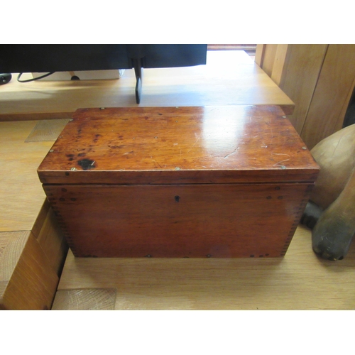 1097 - A mahogany sewing box with contents