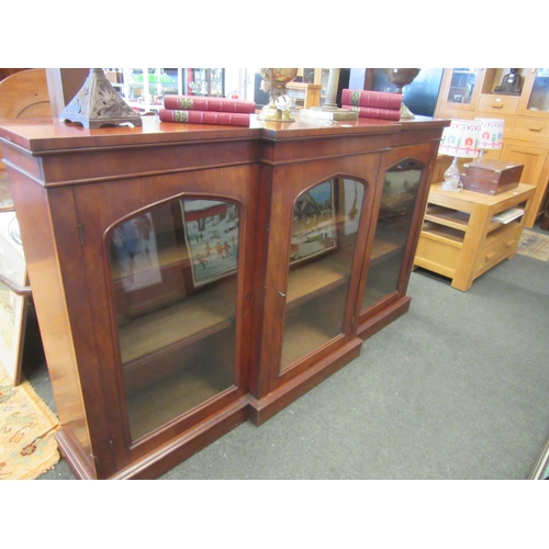 1123 - An early Victorian mahogany breakfront bookcase with shaped glazed panel doors, 109cm tall x 190cm w... 