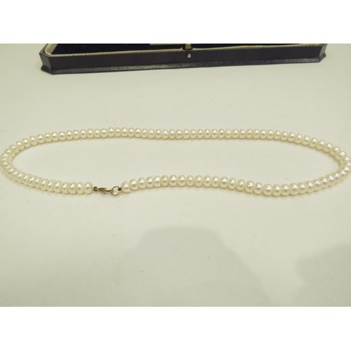 6698 - An unusual cultured pearl necklace with 9ct gold fittings