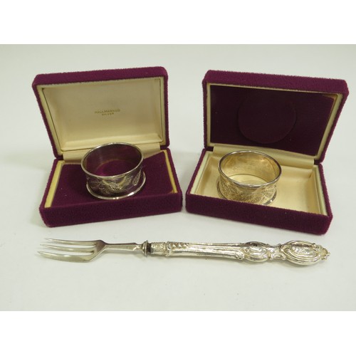 6685 - Two boxed silver napkin rings and a silver cake fork