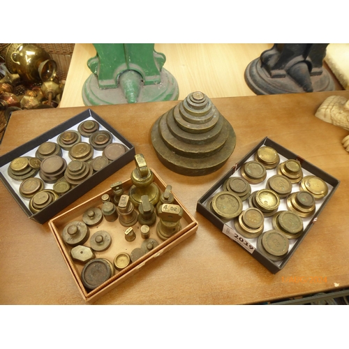 2039 - A slection of brass weights