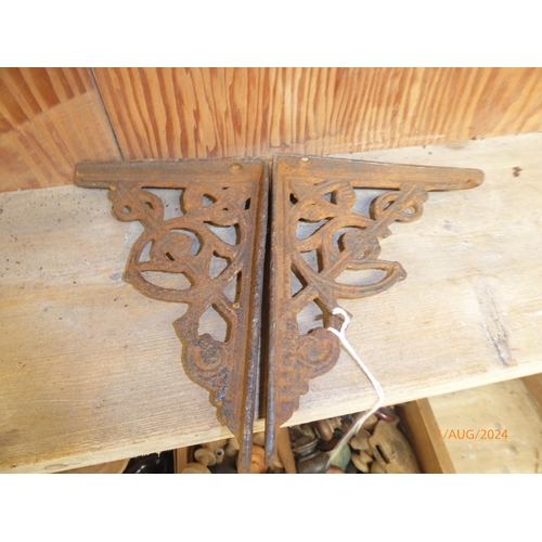 2062 - Two small victorian cast iron brackets 7