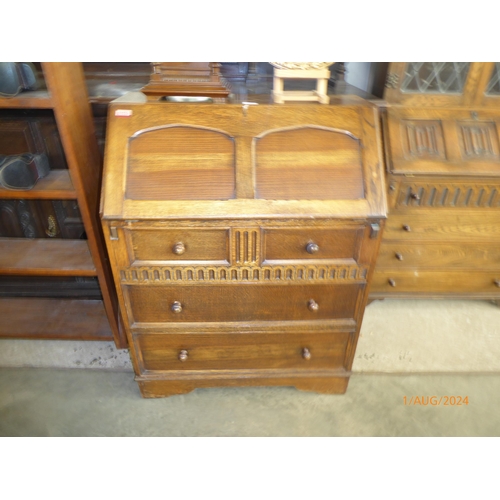 2138 - An oak three drawer bureau