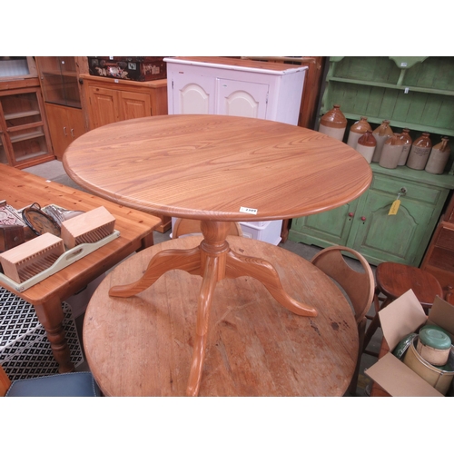 2309 - A pine round table