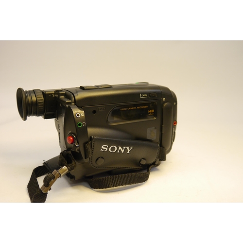 7067 - A cased Sony Handycam CCD-TR780E Camcorder HI-8, with Accessories