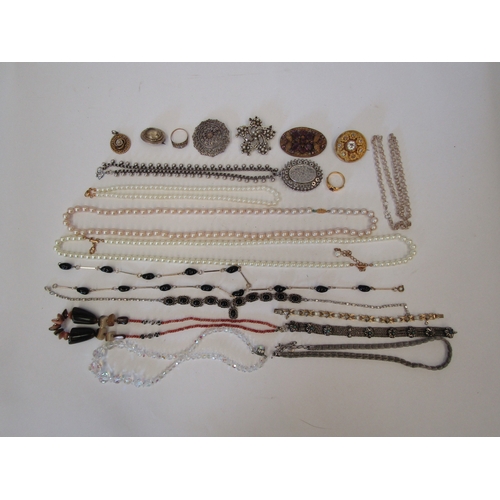 1386 - A quantity of jewellery including silver locket, necklace and simulated pearls