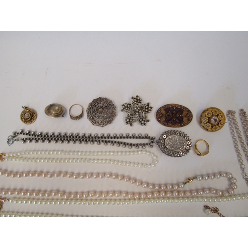 1386 - A quantity of jewellery including silver locket, necklace and simulated pearls