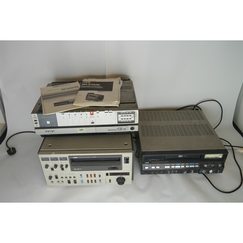 7101 - A Sony U-matic Video Cassette Recorder VO-5850P, a Sony SL-C5 UB Betamax Betacord Video recorder & p... 