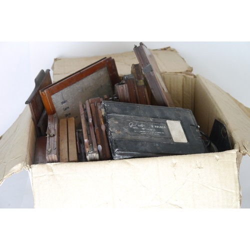 7095 - A box of mixed vintage plate holders including Thornton Pickard & Graflex Grafmatic 4X5