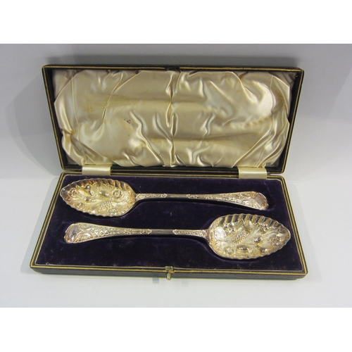 4375 - A pair of silver plated berry spoons in original fitted case