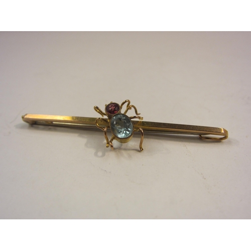 4401 - A 9ct gold bar brooch with ruby and aquamarine stone beetle form brooch, 3.1g total