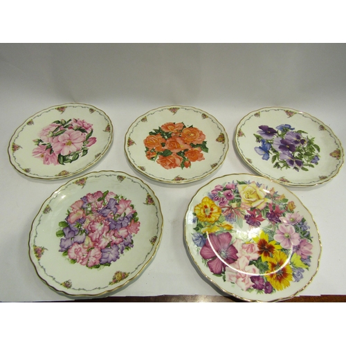 4478 - A quantity of collectors plates including three Bradex plates each with still-life of flowers, five ... 