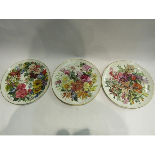 4478 - A quantity of collectors plates including three Bradex plates each with still-life of flowers, five ... 