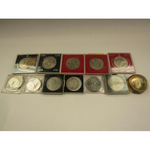 4492 - A tub of mostly British coinage including cased Elizabeth II Jubilee crowns, commemorative 50p piece... 