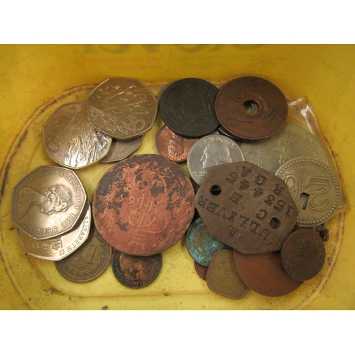 4492 - A tub of mostly British coinage including cased Elizabeth II Jubilee crowns, commemorative 50p piece... 