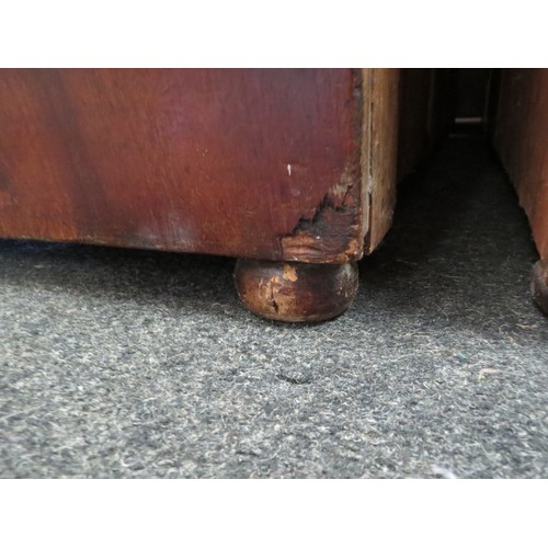 1139 - A Victorian mahogany two over three chest of drawers with key, rounded corners, 102cm tall x 102cm w... 