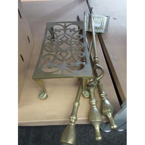 1646 - A set of brass fire tools and pot stand