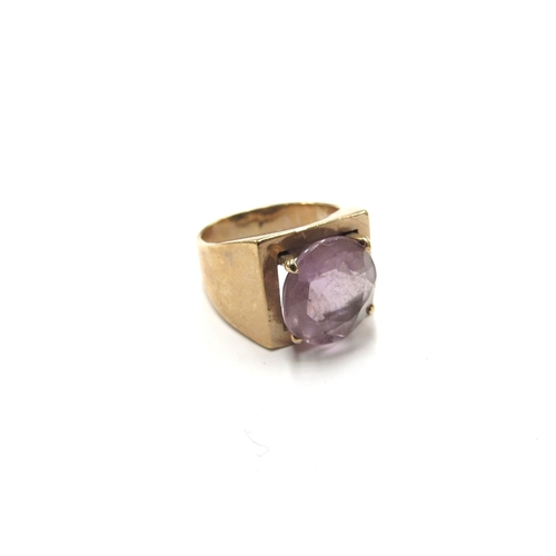 6086 - An unmarked gold ring of abstract form set with a single amethyst. Size G, 4.8g