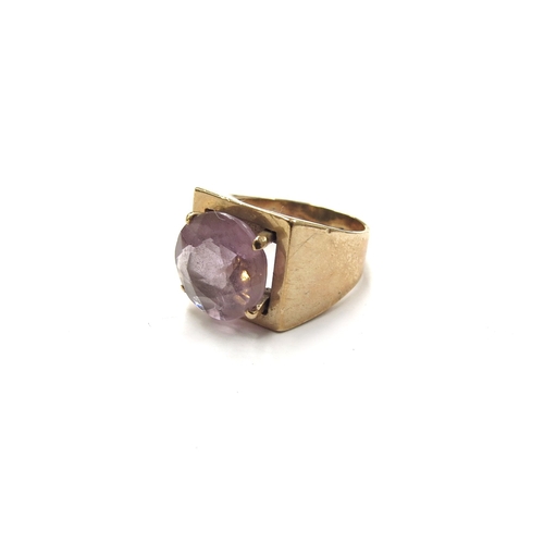 6086 - An unmarked gold ring of abstract form set with a single amethyst. Size G, 4.8g