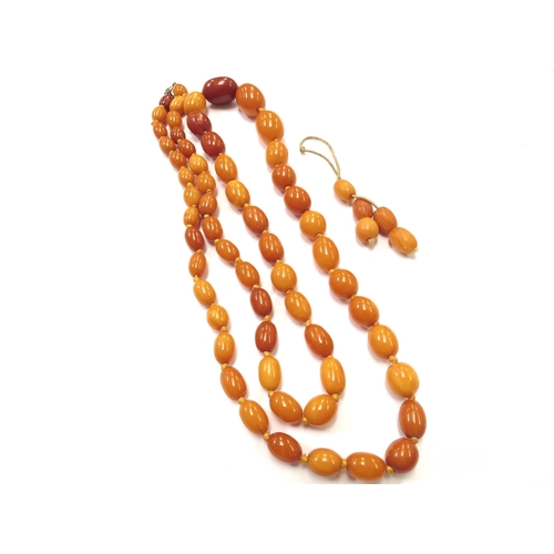 6419 - A graduated amber bead necklace, 95cm long, 57.7g