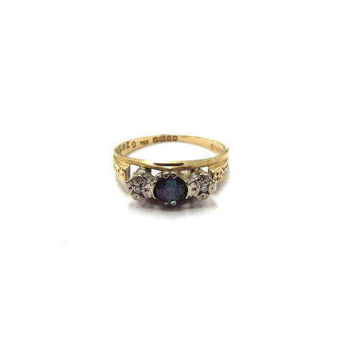 6200 - An 18ct gold sapphire and diamond ring, patterned shoulders. Size L, 2.7g