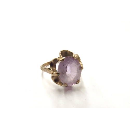 6087 - A 9ct gold amethyst ring. Size O, 3.3g