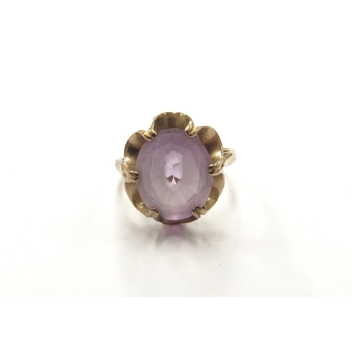 6087 - A 9ct gold amethyst ring. Size O, 3.3g