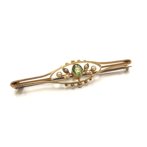 6156 - A peridot and seed pearl bar brooch stamped 15ct, 3g