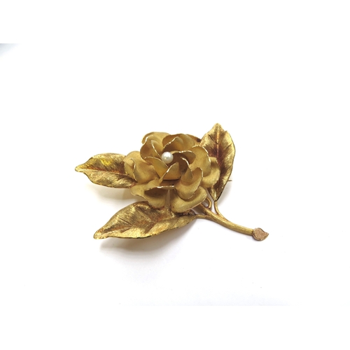 6177 - A gold brooch as a single rose bloom set with a single pearl to centre, stamped 18k, 19.4g